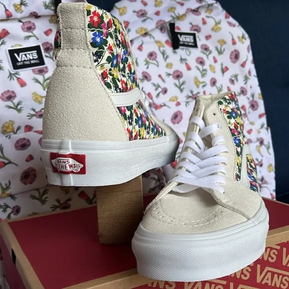 Vans WMNS Sk8-Hi Tapered
Floral White
VN0A5KRUWHT
Sneakers - Picture 10 of 16